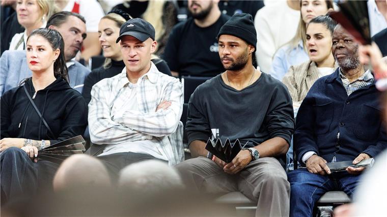 Startcoup in neuer Halle: Bayern-Basketballer schlagen Real Auch die Fußball-Nationalspieler Joshua Kimmich (links) und Serge Gnaby kamen zum ersten Spiel in den SAP Garden.