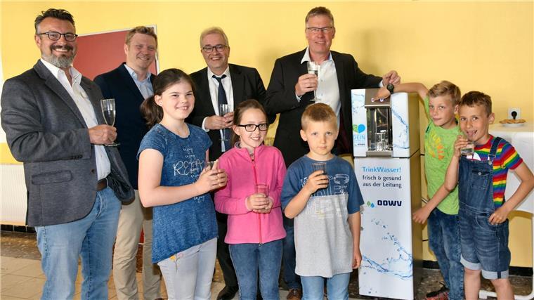 5 Dinge, die Sie nicht über den OOWV wussten Auch die Grundschule Abbehausen gehört zu den Einrichtungen, die der OOWV mit einem Trinkwasserspender ausgestattet hat. Seit 2019 können sich Kinder und Lehrkräfte dort Wasser zapfen.