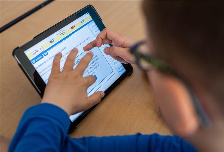 Auch die Grundschulen der Gemeinde Hagen sind inzwischen mit einigen Tablets fürs digitale Lernen ausgestattet.