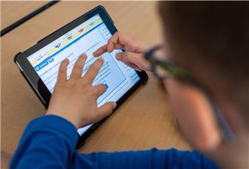 Auch die Grundschulen der Gemeinde Hagen sind inzwischen mit einigen Tablets fürs digitale Lernen ausgestattet.