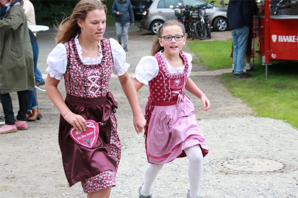 Auch die jungen Gäste traten schon im Dirndl auf. Bayernfest in Wittstedt. Foto:...