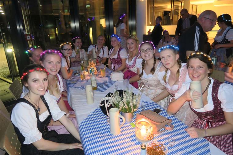 Auch die jungen Sportlerinnen der BTB-Handballsparte waren in passender Tracht zum Sportlerball erschienen.