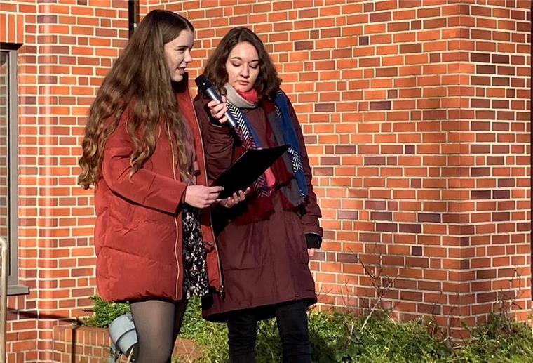 Demos gegen Rechtsextremismus zwischen Jade, Weser und Elbe: Die besten Bilder Auch die KGS Tarmstedt steht auf gegen Rechtsextremismus. Das machten die Schulsprecherinnen Antonia Müller und Marie Scheidl deutlich.
