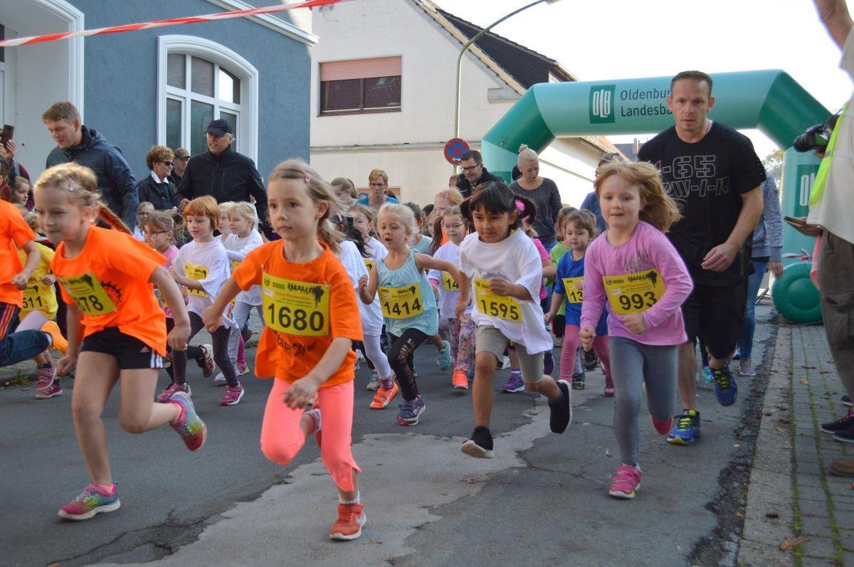 981 große und kleine Sportler messen sich beim Lauf in Brake Auch die kleinsten Läuferinnen und Läufer gingen bei 12. OB-hkk-Lauf an den Start.