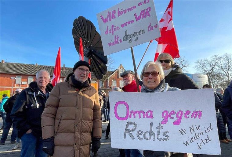 Demos gegen Rechtsextremismus zwischen Jade, Weser und Elbe: Die besten Bilder Auch die "Omas gegen Rechts" sind in Nordenham dabei.