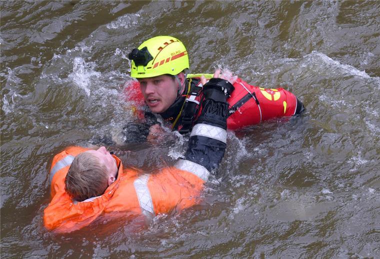 Bremerhaven versinkt nach Orkan im Chaos: So reagieren die Einsatzkräfte Auch die Personenrettung gehört zu den Fähigkeiten, die während der Übung geschult werden.
