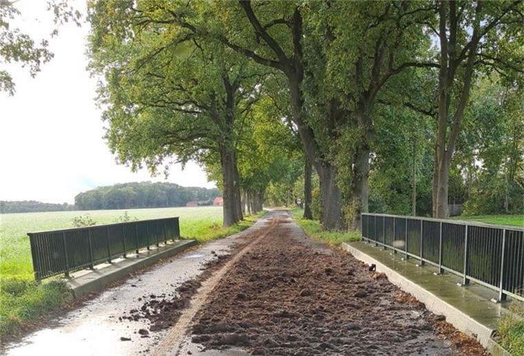 Sch...-Einsatz für Feuerwehr in Vierden Auch die Rammebrücke in Ramshausen war von der Verunreinigung betroffen. 40 Feuerwehrleute brauchten zwei Stunden, um die Hähnchenmist-Spur zu beseitigen.