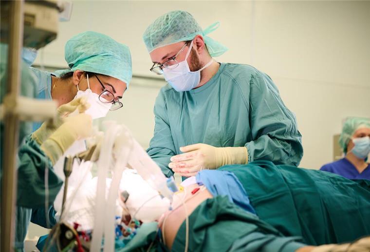 Olexander Jazkowyna, ukrainischer Chirurg, hilft bei einer Operation im Unfallkrankenhaus Berlin, während auch Sanas Mirhoseiny, Fachärztin aus der Charite hilft.