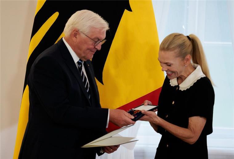 Auch die Schauspielerin Anna Loos wurde kurz vor dem 35. Jahrestag der Deutschen Einheit geehrt.
