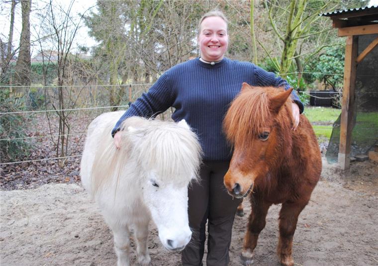 Mobile Reitlehrerin gibt Tipps für Mensch und Tier Auch die Shetland-Ponys "Polly" und "Chester" sind bei Lea Hogrewe zu Hause.
