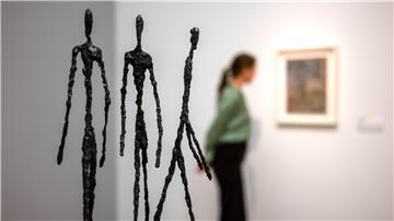 Auch die Skulptur „Drei schreitende Männer“ ist in der Ausstellung „Alberto Giacometti. Das Maß der Welt“ in der Kunsthalle Bremen zu sehen.