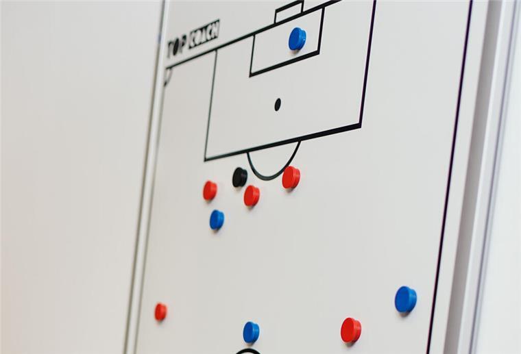 Fußballtrainer können sich beim BSC Grünhöfe beweisen Auch die Taktiktafel gehört zur Ausrüstung eines Fußballtrainers.
