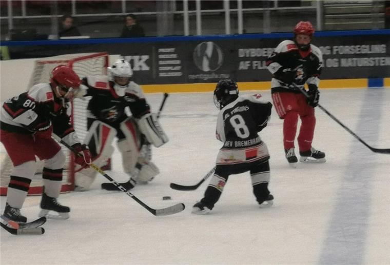 REV Bremerhaven mit vier Spielen in der Eisarena Eishockeyspieler auf Eis.