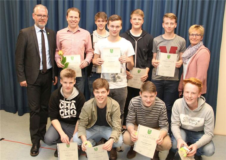 Tarmstedt: Erfolgreiche Sportler ausgezeichnet Auch die U16 der JSG Wörpetal (hier mit Samtgemeindebürgermeister Frank Holle) gehörte zu den Geehrten.