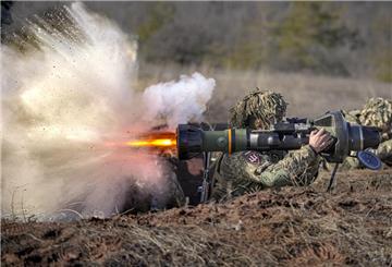 Ein ukrainischer Soldat feuert eine NLAW-Panzerabwehrlenkwaffe während einer Übung im Rahmen der Joint Forces Operation im Oblast Donezk.