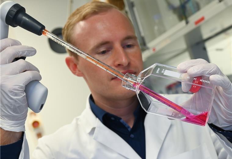 Auch die Universität Marburg ist an der Suche nach einem Impfstoff gegen den Lungen-Erreger beteiligt. Virologe Sandro Halwe ist daran beteiligt.