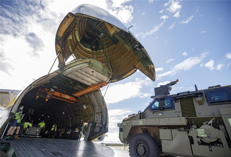 Bundesregierung hebt Geheimhaltung bei Waffenlieferungen auf Ein von der australischen Regierung gespendetes Militärfahrzeug von Typ Bushmaster das für die Ukraine bestimmt ist, wird auf dem RAAF-Stützpunkt Amberley in Queensland in ein Antonov AN-124-Frachtflugzeug verladen.