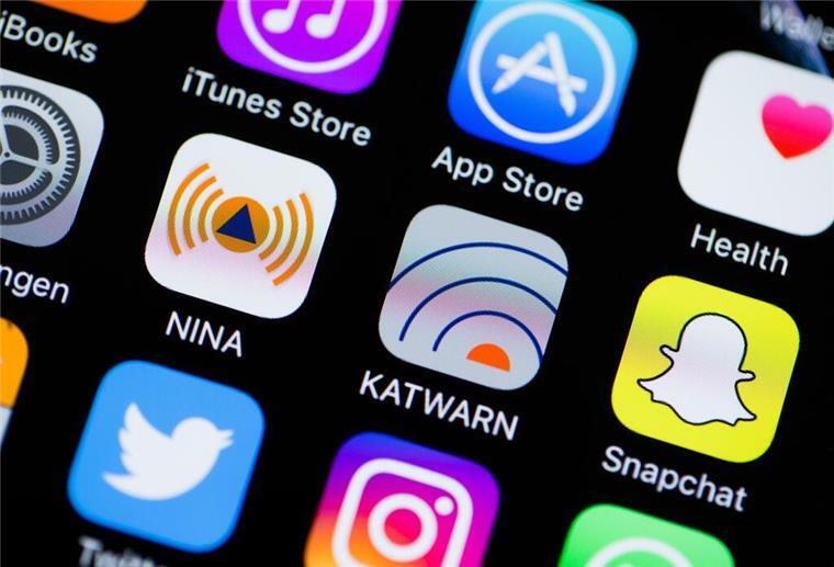 Warntag in Bremerhaven: Sirenen, SMS und Kirchenglocken Die Notfall-Apps "NINA" und "KATWARN", aufgenommen am 26.07.2016 auf einem iPhone 6 in Köln.