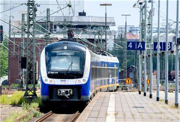 Eine Regio-S-Bahn der NordWestBahn verlässt den Hauptbahnhof in Fahrtrichtung Bremen. 