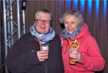 Auch diese beiden Damen wollen die Party nicht verpassen. &quot;Rock in den Mai ...