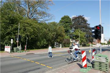 Auch diese Bürger benutzen erfreut die provisorische Ampel. Ihrer Ansicht nach sollte an dieser Stelle der insgesamt viel befahrenen Leher Landstraße auch dauerhaft eine Ampel zu finden sein.