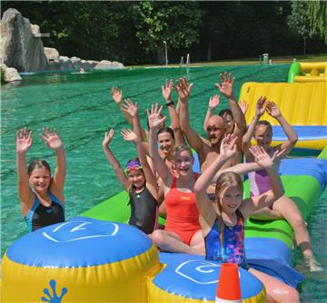 Auch diese Gäste hatten ihren Spaß im Naturbad in Zeven. Ausgelassen tobten sie im Wasser und auf den ihnen zur Verfügung gestellten Spielgeräten. 