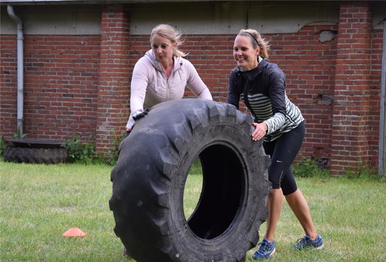 Auch diese Übung kann auf die Bootcamp-Teilnehmer zukommen. Mit vereinten Kräften wird ein Traktorreifen von An nach B gebracht.