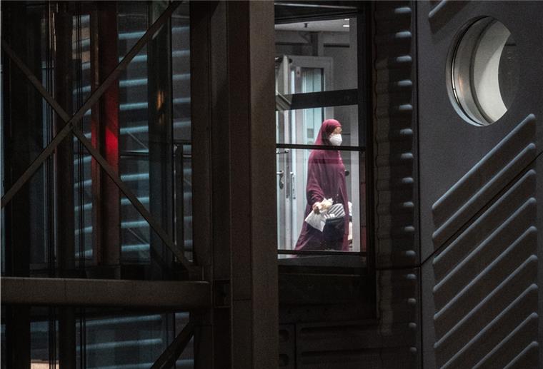 Mutmaßliche IS-Frauen aus Syrien zurück in Deutschland Eine verschleierte Frau mit einer Maske betritt aus der Gangway einer Chartermaschine heraus einen abgeschirmten Bereich der Bundespolizei am Flughafen Frankfurt.