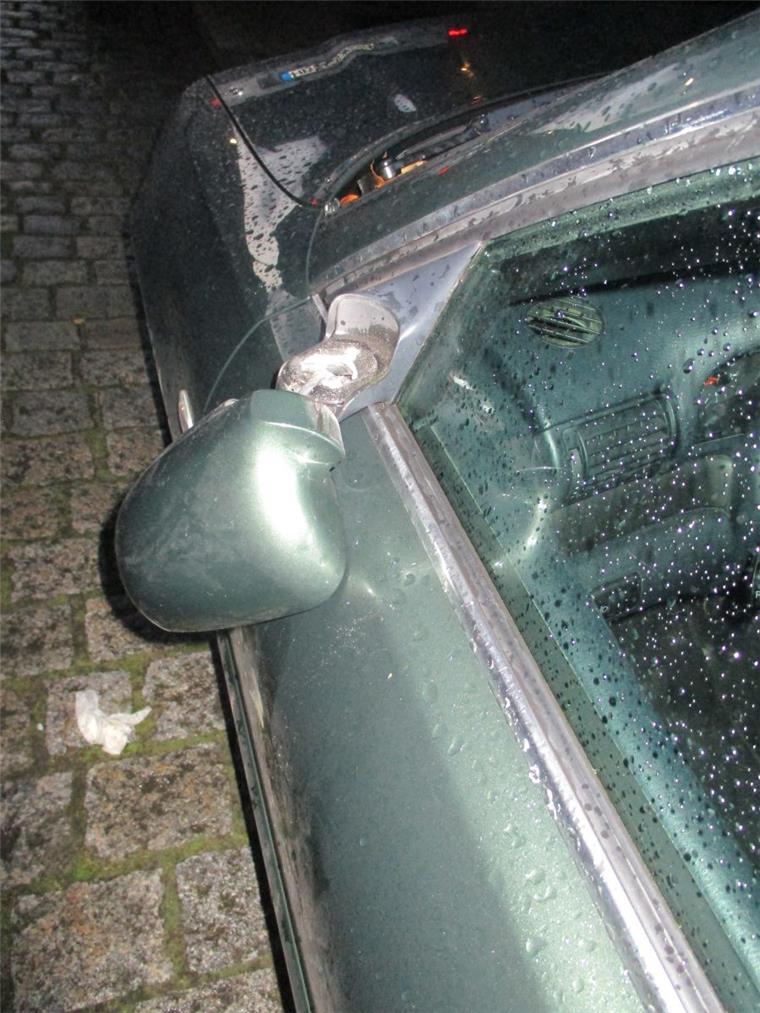 Alkoholisierter Mann (27) tritt in Lehe neun Autospiegel ab Auch dieser Außenspiegel hat die Gewaltaktion eines 27 Jahre alten Mannes nicht überlebt.