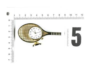 Auch dieser goldene Tennisschläger gehört zum Diebesgut.