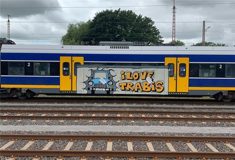 Nordwestbahn: Graffiti-Entfernung kostet Millionen Mit einem Graffito beschmierter Triebwagen der Regio-S-Bahn.