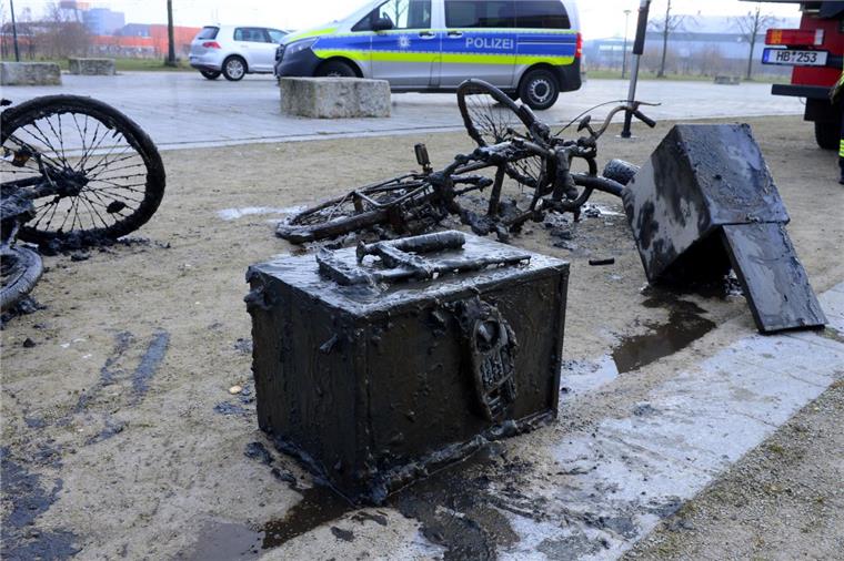 Ab in die Geeste: Unbekannte versenken Tresore, Geldkassetten und Mopeds Auch dieser Tresor hat eine schlammige Zeit in der Geeste hinter sich.