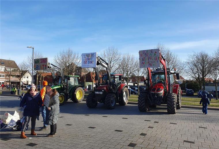Demos gegen Rechtsextremismus zwischen Jade, Weser und Elbe: Die besten Bilder Auch drei Traktoren sind zum Marktplatz gekommen. Nach dem Motto: Landwirtschaft ist bunt!