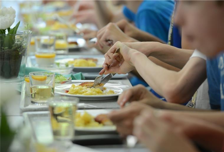 Schüler essen ein Mittagessen.