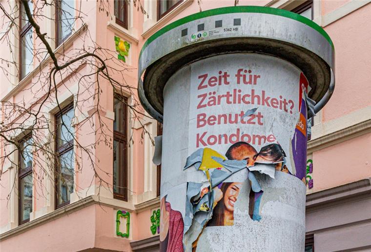 Auch eine Corona-Folge: Die Litfaßsäulen in Bremerhaven wurden kaum noch gebucht. Wind und Wetter zerzausten die Plakate. Foto-Künstler Thomas Damson hat das dokumentiert. Dieses Motiv fand er in der Goethestraße in Lehe.