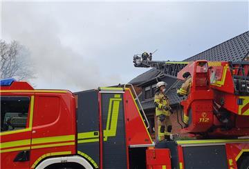 Auch eine Drehleiter kam in Flögeln zum Einsatz.