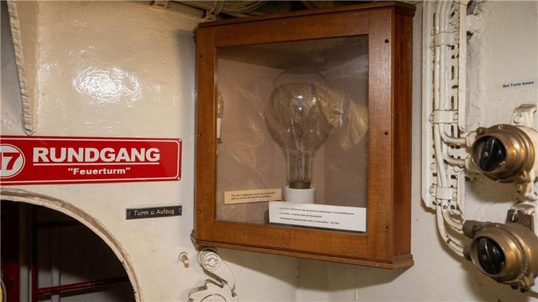 Feuerschiff „Elbe 1“ erhält Verjüngungskur in Stralsund Auch eine historische Glühlampe für die Feuerschiffslaterne auf dem Feuerschiff wird an Bord gezeigt.