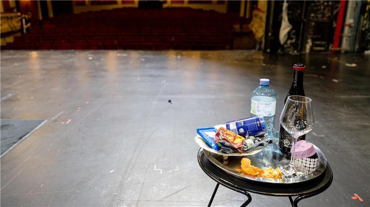 Eine Nacht auf der Theaterbühne - Aktion gegen Kürzungen Auch eine Minibar und Snacks gab es für die Übernachtungsgäste.
