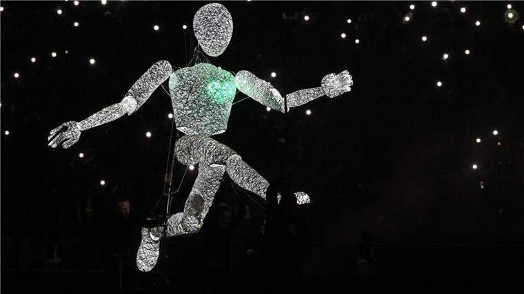 Großer Diego-Abschied: XXL-Puppe stellt 62-Meter-Tor nach Auch eine roboterartige Puppe kann offenbar Tore wie Diego schießen.