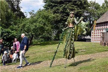 Stelzenläuferin bei der Kunstmeile in Sittensen