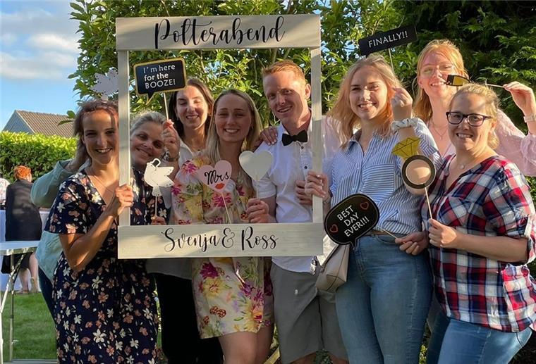 Ross Mauermann hat geheiratet Auch einige Spielerinnen der Fischtown Ladies schauten beim Polterabend vorbei.