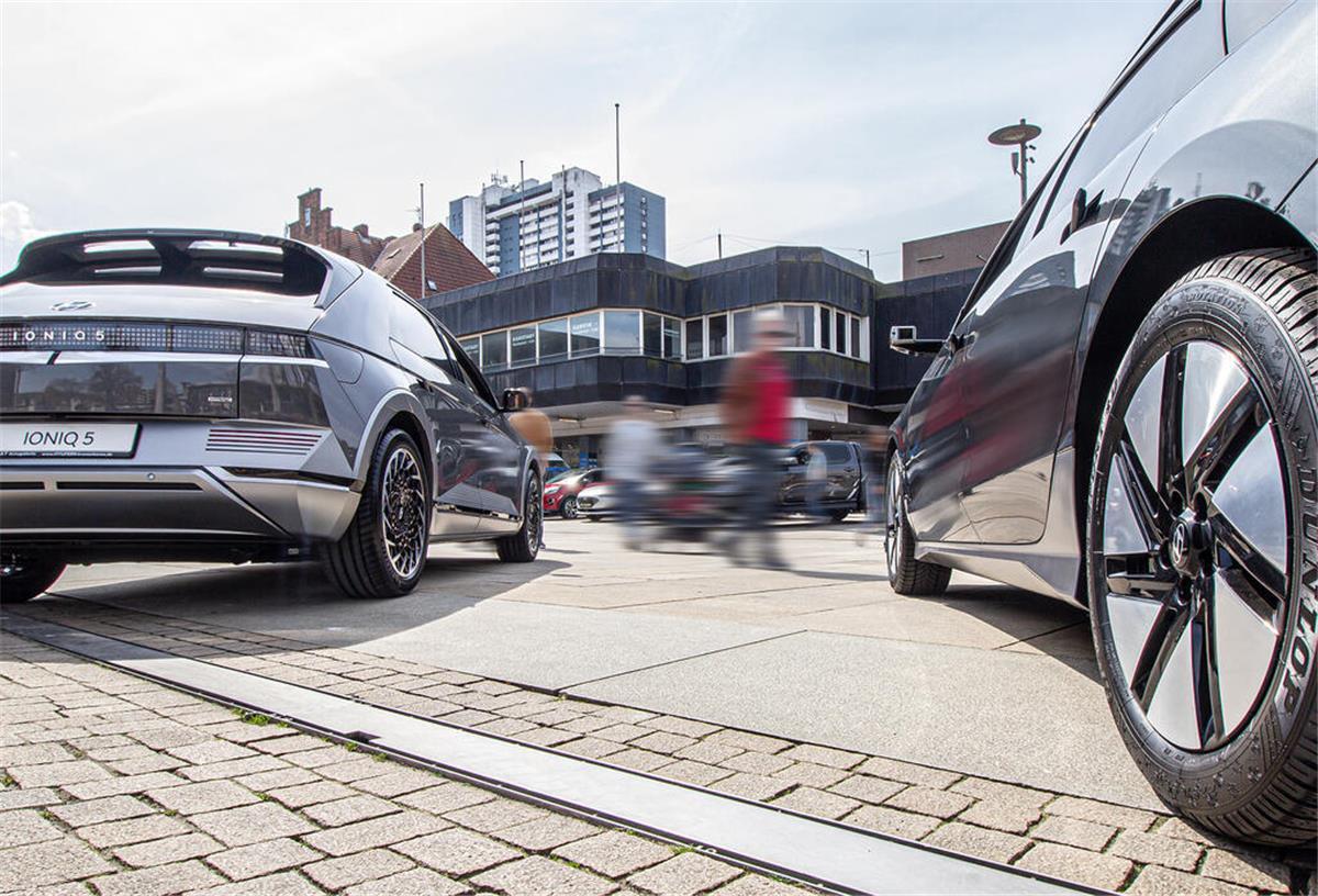 Mobilitätsmeile in Bremerhaven: Infos rund um Autos und E-Mobilität Ein Hyundai Ioniq 5 steht in der Bremerhavener Innenstadt vor der Kulisse des Karstadt-Gebäudes und des Columbus-Centers.