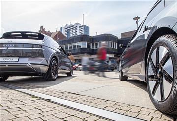 Ein Hyundai Ioniq 5 steht in der Bremerhavener Innenstadt vor der Kulisse des Karstadt-Gebäudes und des Columbus-Centers.