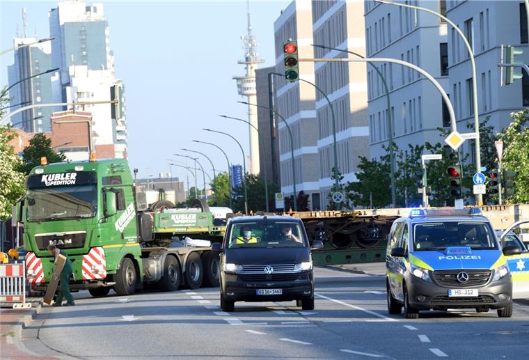 Erste Waggons von der Columbusinsel abtransportiert Auch Engstellen wie an der Einmündung der Schleusenstraße auf die Barkhausenstraße sind für die Fahrer kein Problem.