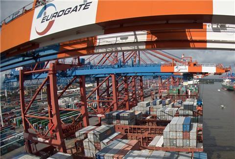 Container werden bei Eurogate im Hafen von Hamburg verladen. 
