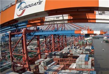Container werden bei Eurogate im Hafen von Hamburg verladen. 