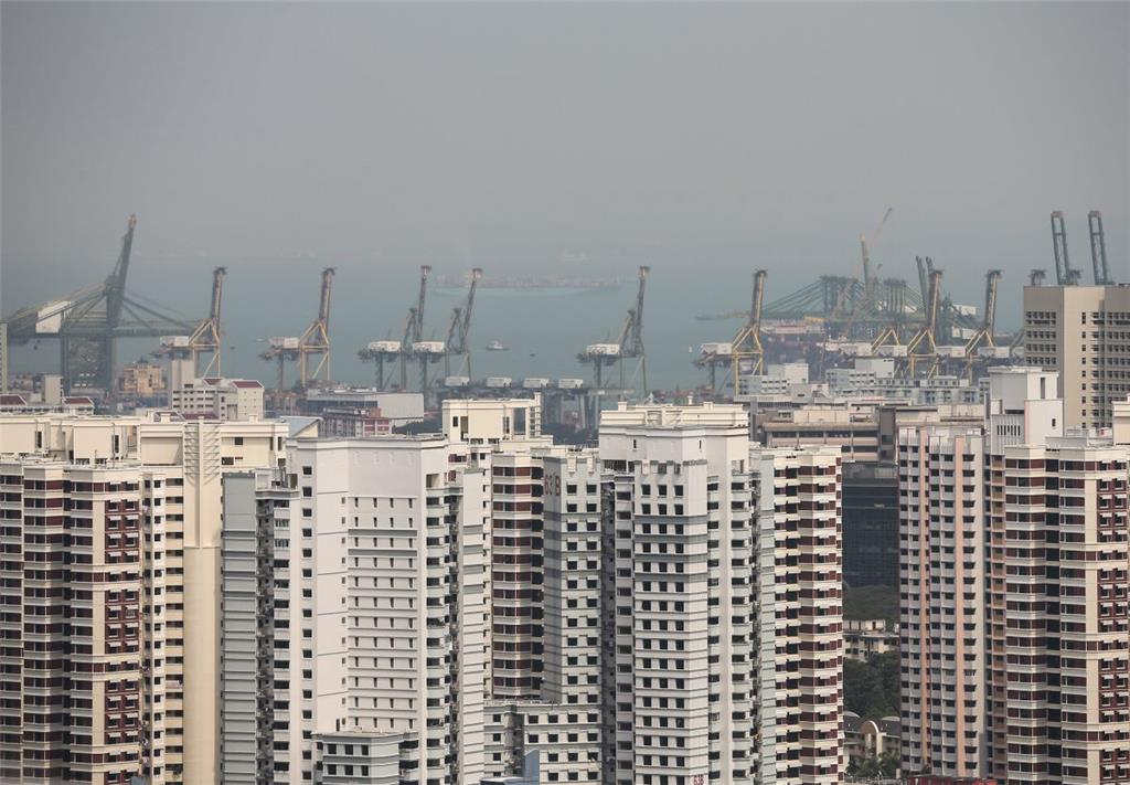 Auch europaweit ist Hamburg mit 8,8 Millionen TEU hinter Rotterdam und Antwerpen auf den dritten Platz zurückgefallen. Die größten Häfen der Welt, Schanghai und Singapur (hier im Bild), schlagen deutlich mehr als 30 Millionen TEU um. Unter den Top Ten der Welthäfen ist mit Los Angeles/Long Beach nur ein nicht-asiatischer Hafen vertreten.