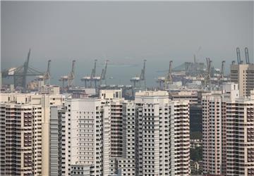 Auch europaweit ist Hamburg mit 8,8 Millionen TEU hinter Rotterdam und Antwerpen auf den dritten Platz zurückgefallen. Die größten Häfen der Welt, Schanghai und Singapur (hier im Bild), schlagen deutlich mehr als 30 Millionen TEU um. Unter den Top Ten der Welthäfen ist mit Los Angeles/Long Beach nur ein nicht-asiatischer Hafen vertreten.