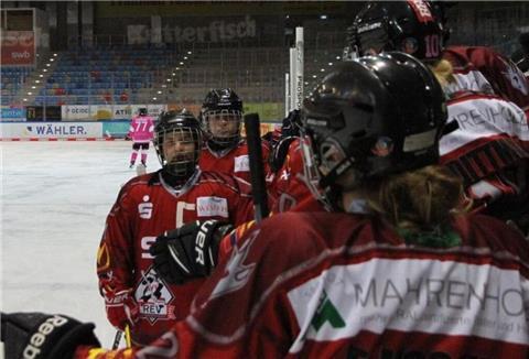 Auch Frauen haben Spaß beim Eishockey. Der Girls Day ist eine tolle Werbeaktion.