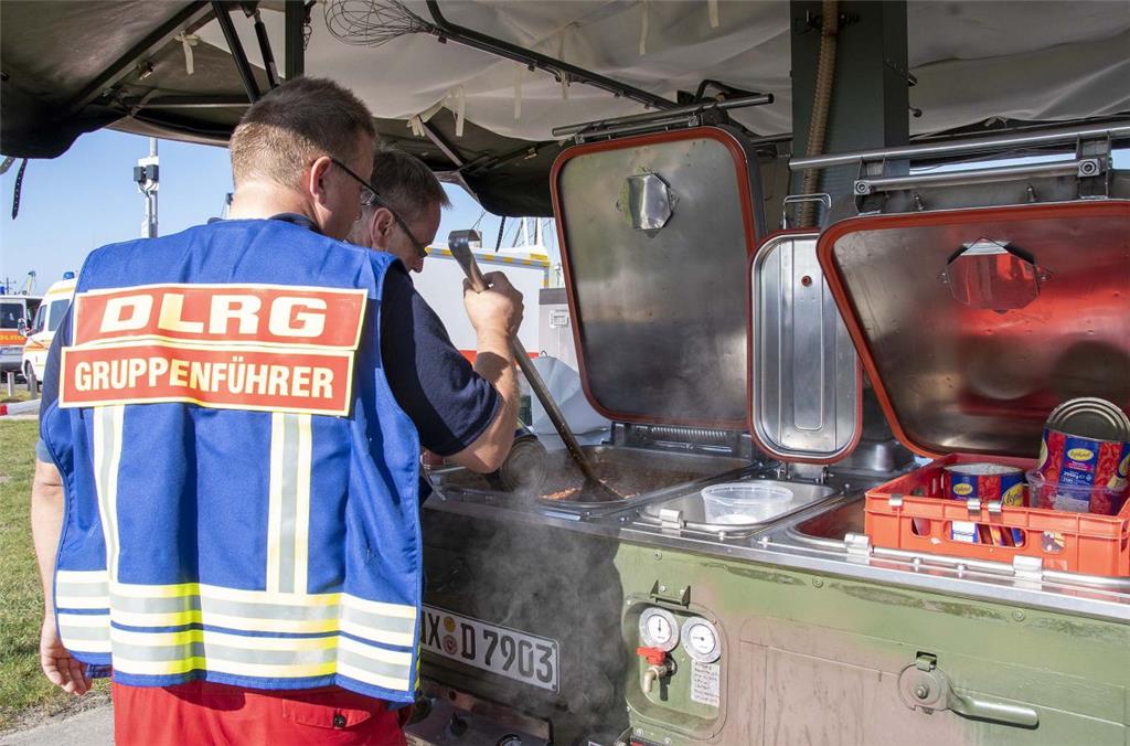 Auch für das leibliche Wohl der 60 Rettungskräfte wurde gesorgt. Die mobile Küch...